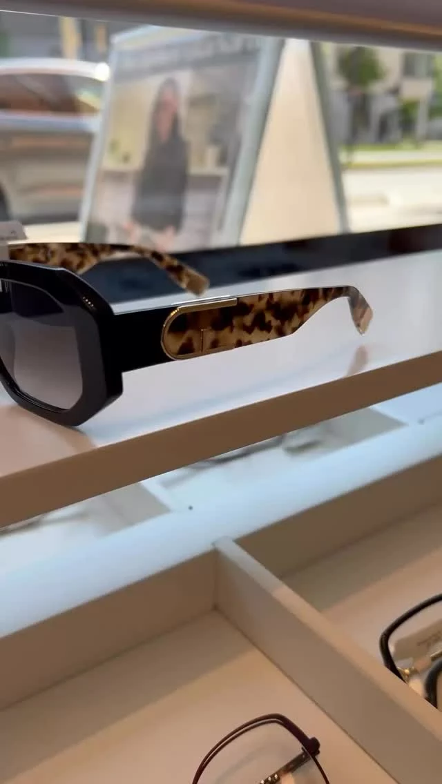 😎 Solglasögon med din styrka? Självklart!
Hos Klar Blick Optik kan du beställa solglasögon med individuellt anpassade glas – perfekt för sommaren! ☀️

👁️ Vi erbjuder noggrann synundersökning
🌿 Lugn och personlig miljö
🔍 Glasen anpassas efter just dina behov – vi tar oss tid att göra det rätt

📍 Klar Blick Optik, Barkarbyvägen 67, Järfälla
📞 Boka tid: 08-855004